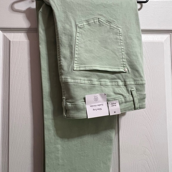 Pennington’s slim cut petite jeans - Picture 3 of 4